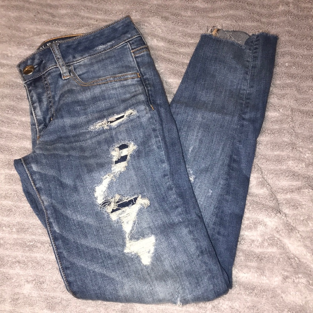 Cute ripped American Eagle Super-Low Jeggings.